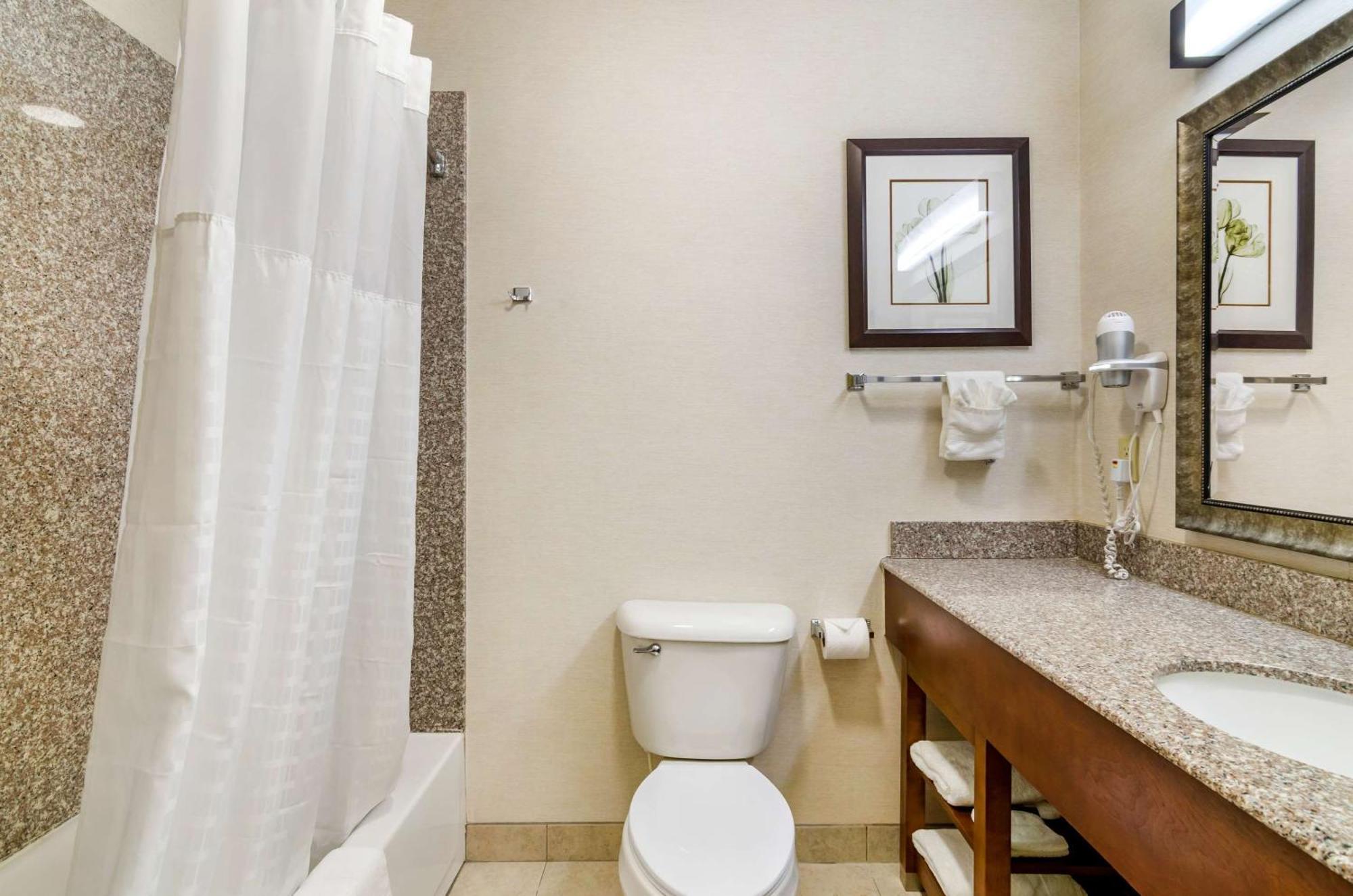 Comfort Inn & Suites Near Bethel College Newton Exteriör bild